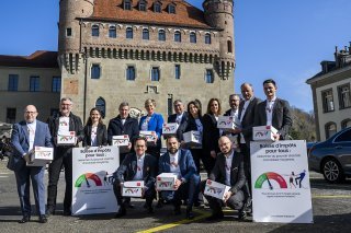 Les milieux économiques avaient remis leurs signatures en avril 2023 (archives). KEYSTONE/JEAN-CHRISTOPHE BOTT
